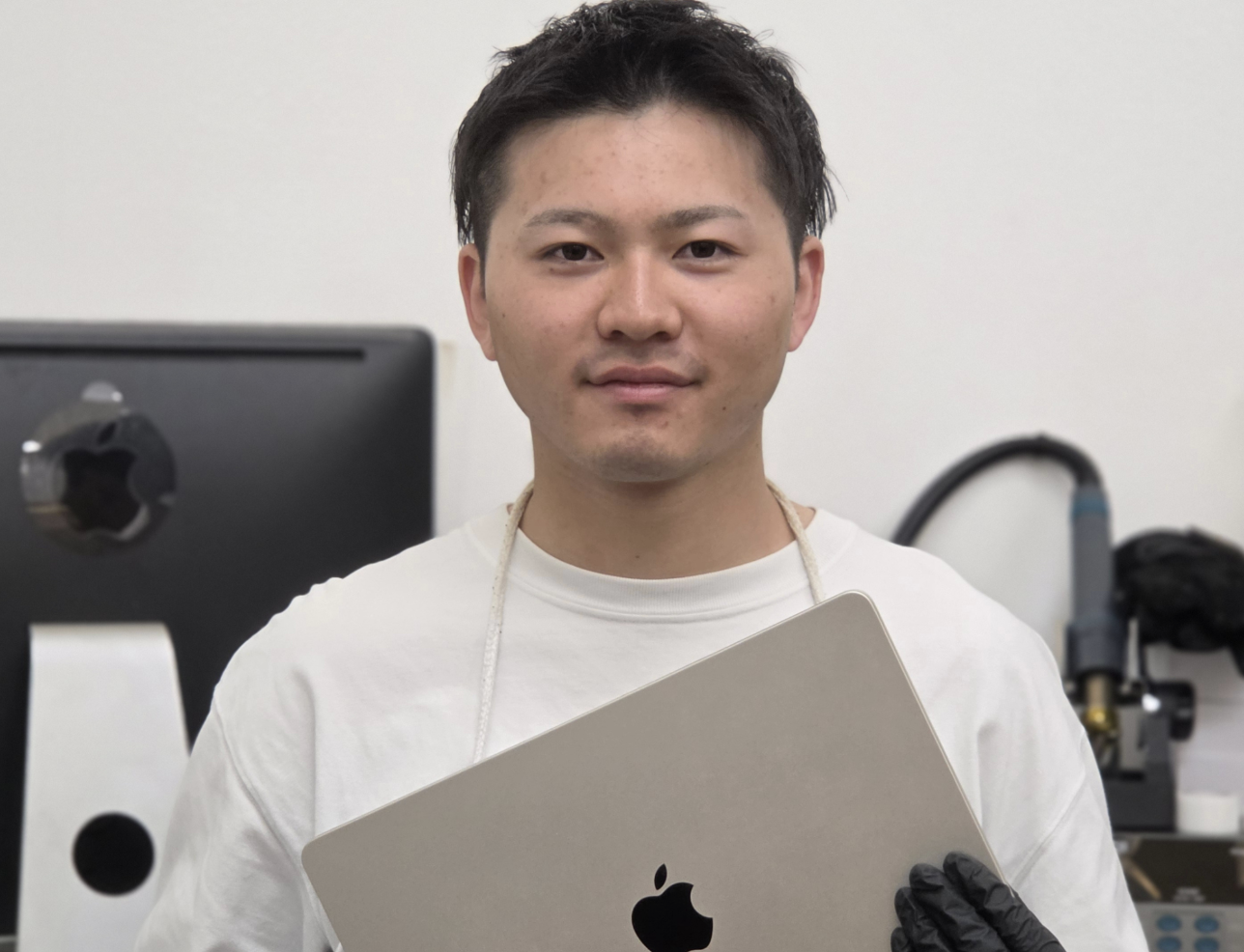 ノートPCを持つ社員のポートレート