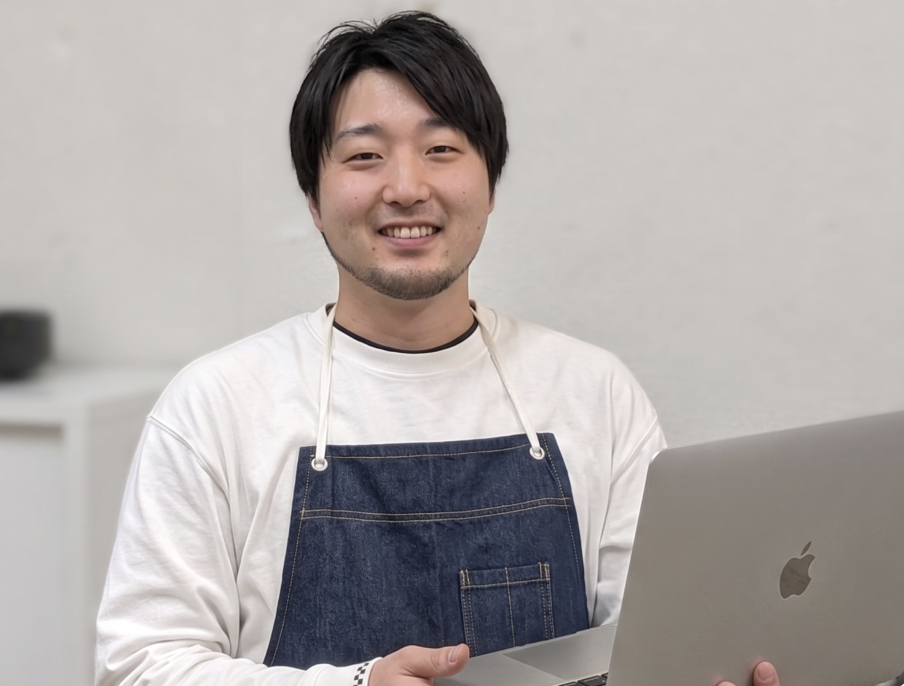ノートPCを持つ社員のポートレート