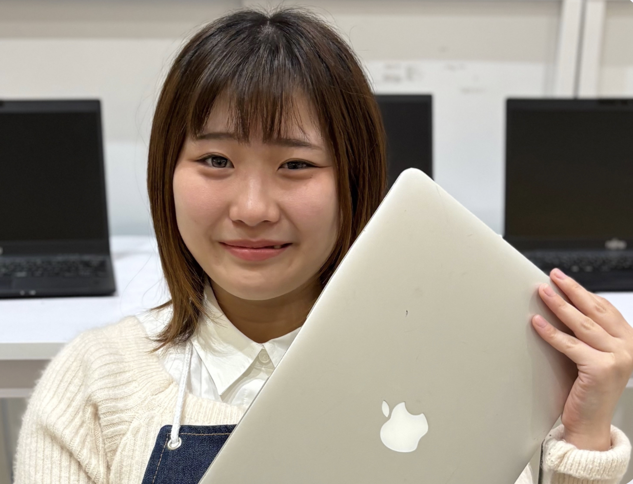 ノートPCを持つ社員のポートレート